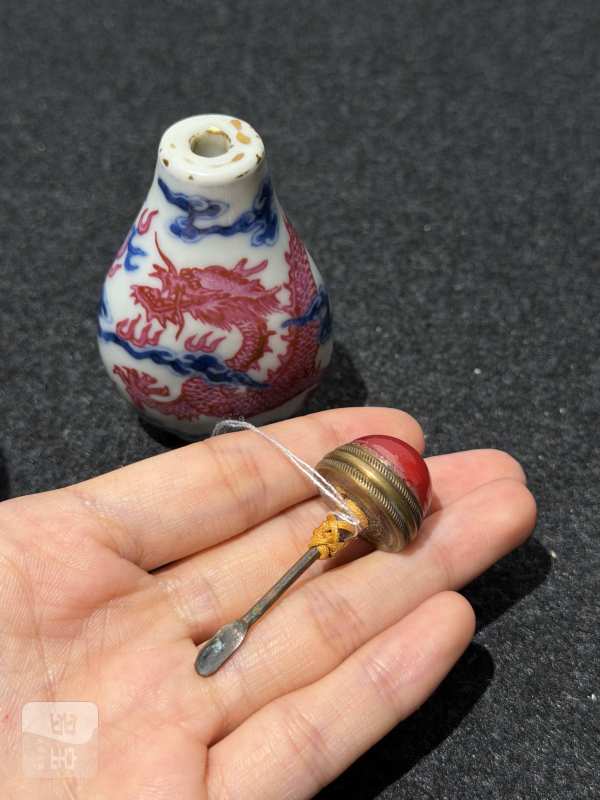 清嘉庆 青花胭脂红釉鼻烟壶 - 图6